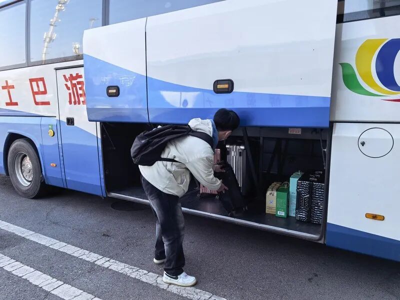 北京四座长途站迎来出京高峰，各方向车票和运力充足