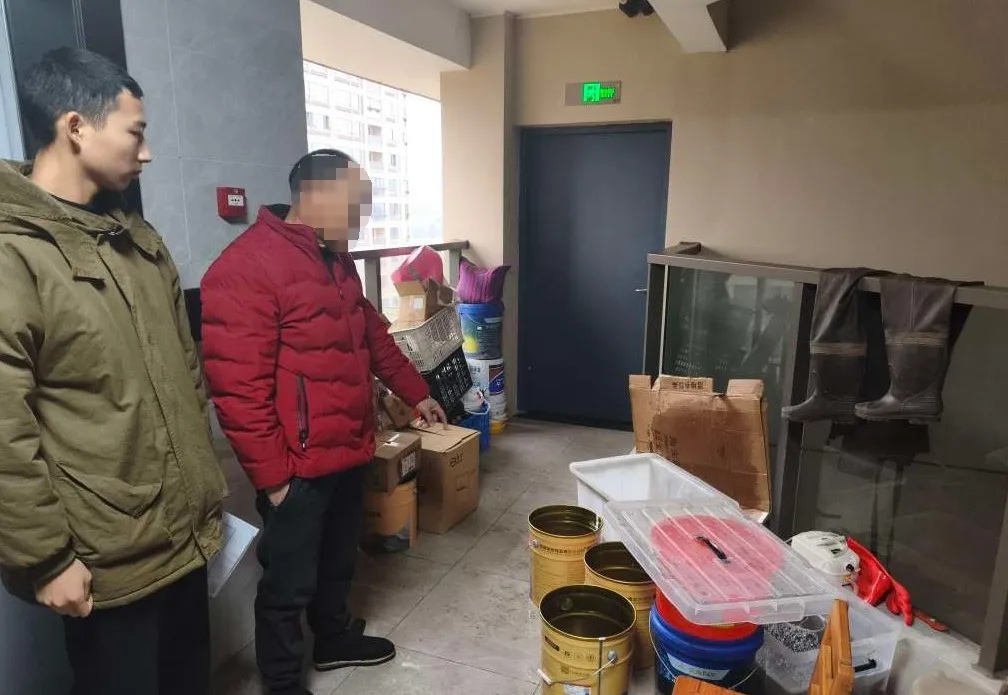 想“找回儿时摸鱼的乐趣”，他们竟摸了几百斤鱼！民警连夜一桶一桶捞回来…