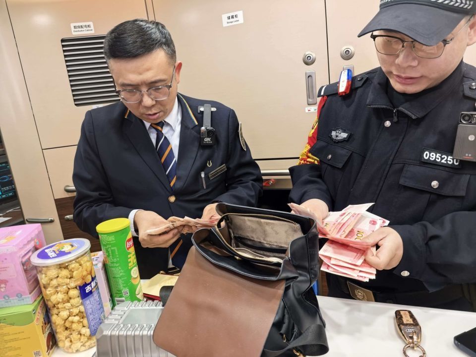 乘客的过年大红包落火车上了，列车长全网紧急寻人：捡到行李很常见，还捡到过小朋友