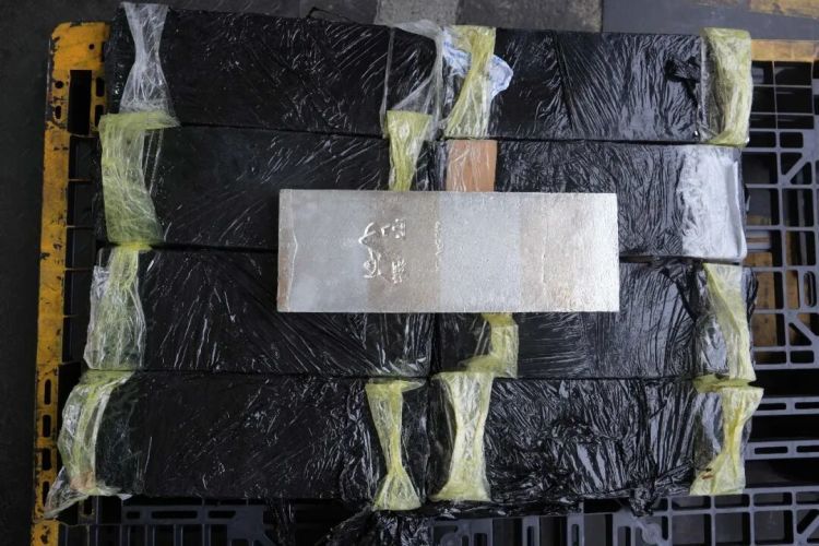 深圳海关关员掀开一货车油箱顶后发现9块银砖，总重135千克价格约428.8万元