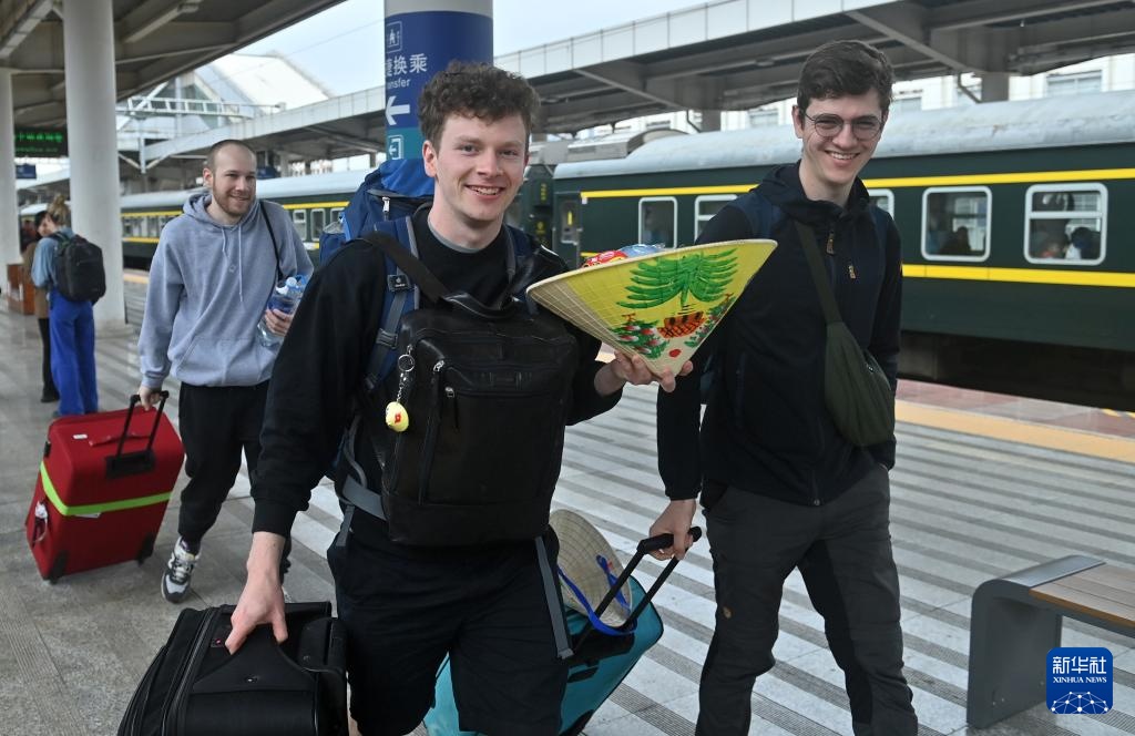 镜头连中外丨中越国际联运旅客列车迎来首个春节客流高峰