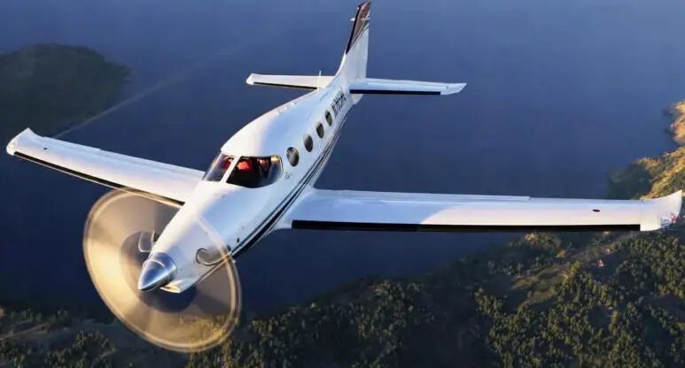 美国发生飞机坠毁事故 至少三人死亡