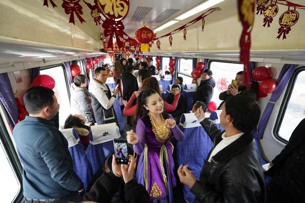 赶大集丨慢火车变身“年货巴扎” ，土特产里透出浓浓年味