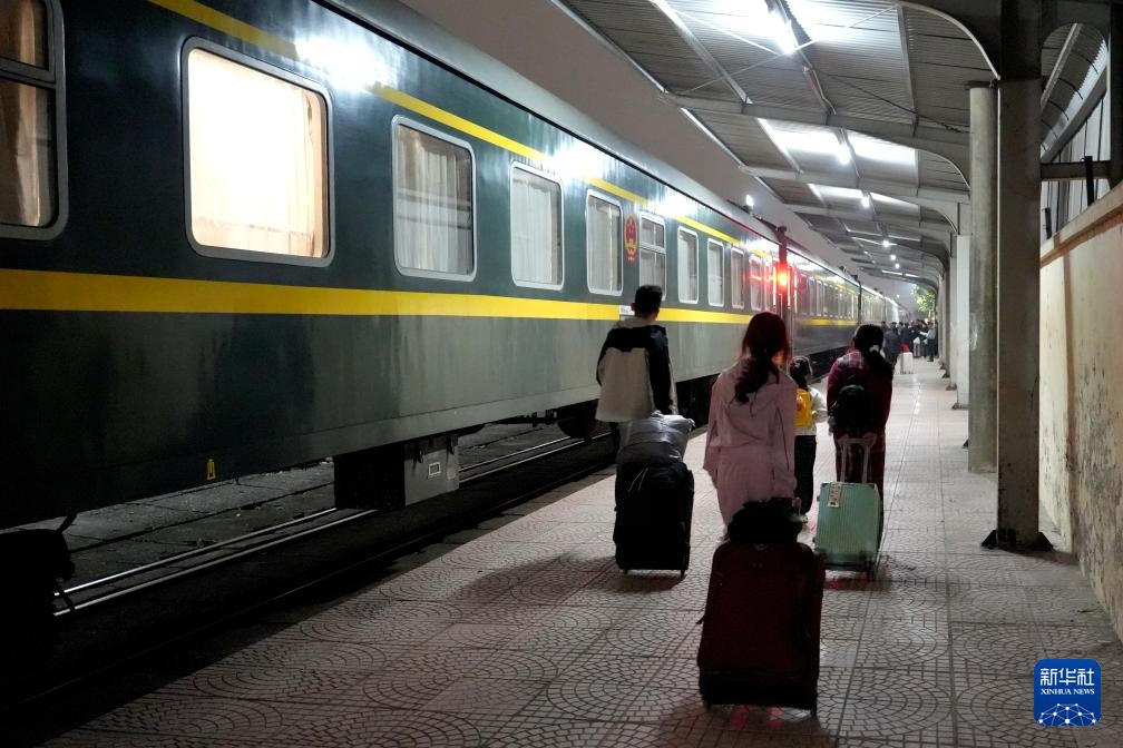镜头连中外丨中越国际联运旅客列车迎来首个春节客流高峰