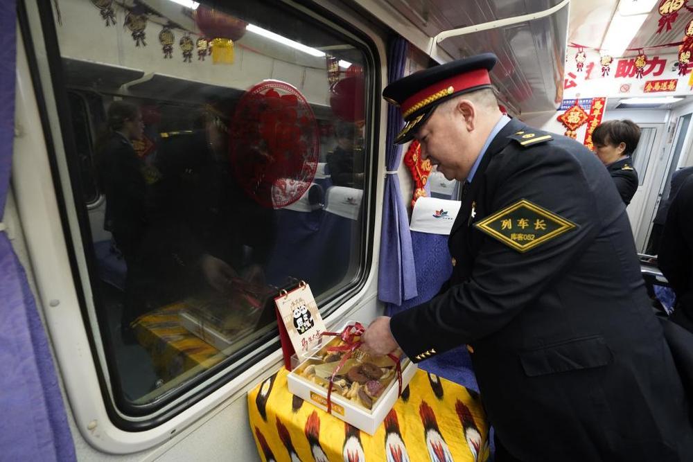 赶大集丨慢火车变身“年货巴扎” ，土特产里透出浓浓年味