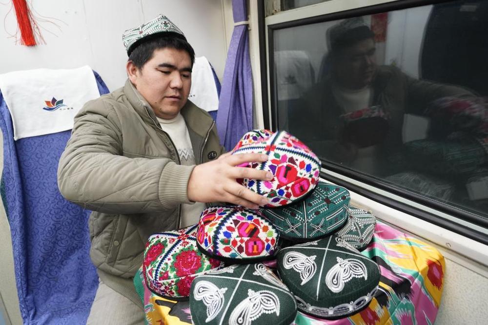 赶大集丨慢火车变身“年货巴扎” ，土特产里透出浓浓年味