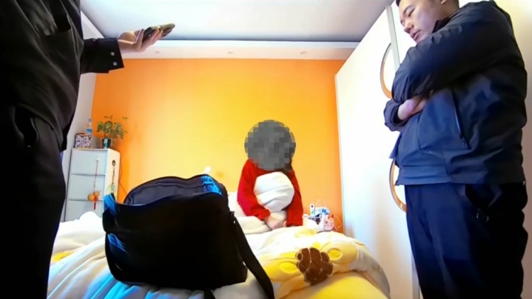 24万金饰不翼而飞 民警发现屋内无翻动痕迹 小偷是谁？