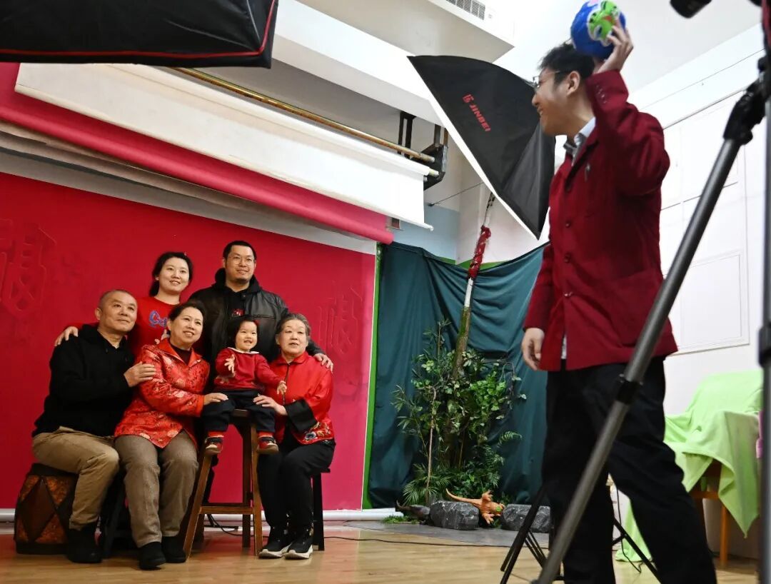 这个春节,年轻人开始“重新养育父母” 这个春节,年轻人开始“重新养育父母”