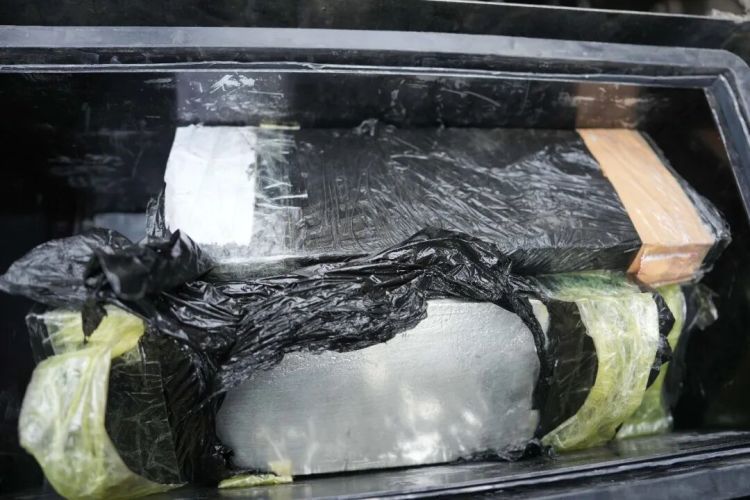 深圳海关关员掀开一货车油箱顶后发现9块银砖，总重135千克价格约428.8万元