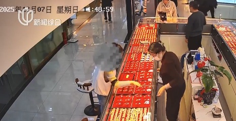 24万金饰没了, 沪一女子急煞！民警: 不对劲, 屋内无翻动痕迹…