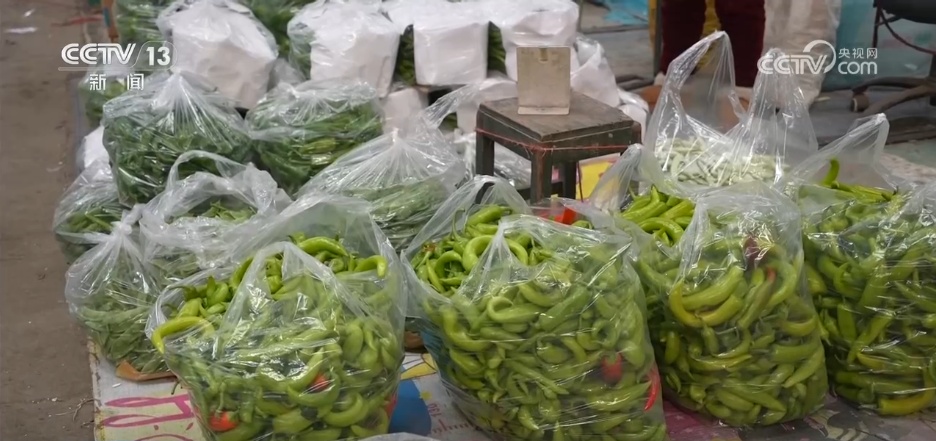 各地果蔬年货市场货足价稳 “菜篮子”新春保供“不断档”