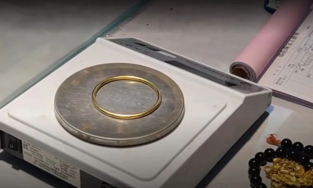 小伙出售前女友送的银手镯，剪开发现是“银包金”，内含30克纯金