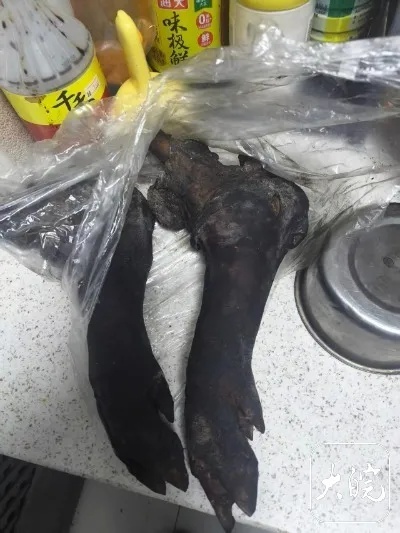 吃猪脚卡喉窒息，10岁男孩抢救无效去世.....