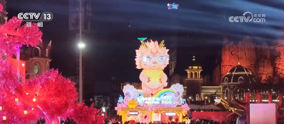 机器人“上岗”为传统新春注入满满科技感 “年经济”更显“科技范儿” 机器人“上岗”为传统新春注入满满科技感 “年经济”更显“科技范儿”