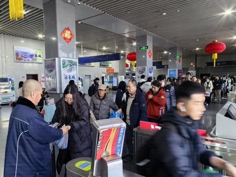 北京四座长途站迎来出京高峰，各方向车票和运力充足