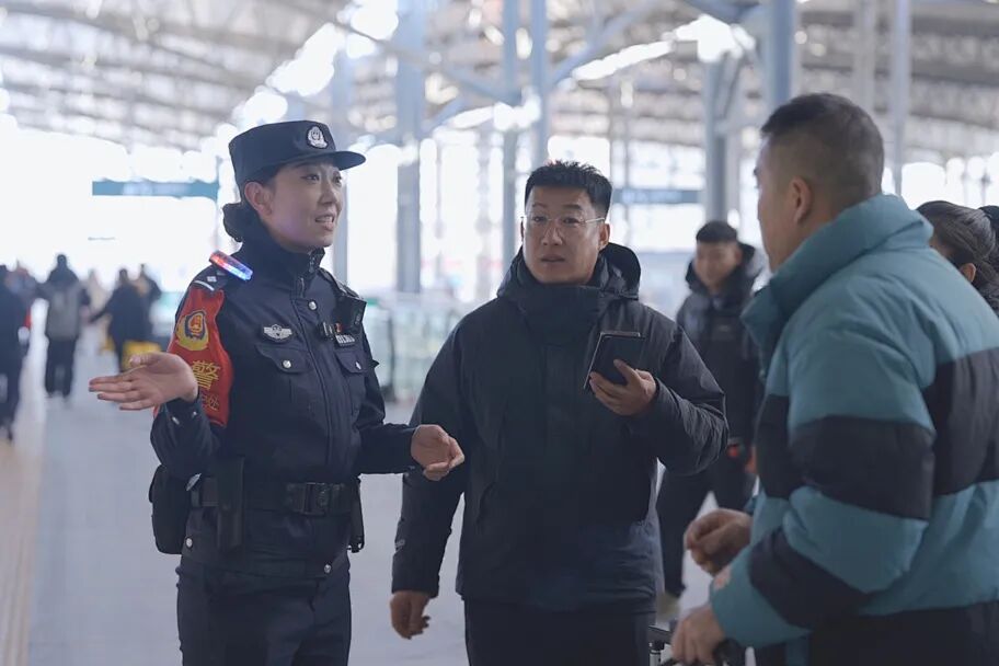 英姿飒爽！女乘警的春运时刻