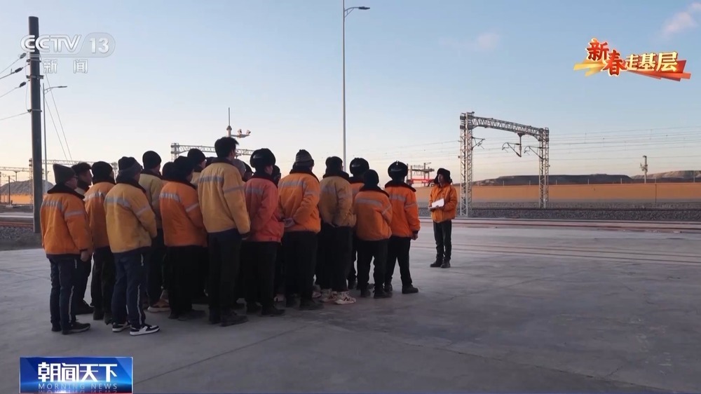 穿行茫茫戈壁 他们为“天梯”清理尘埃 穿行茫茫戈壁 他们为“天梯”清理尘埃