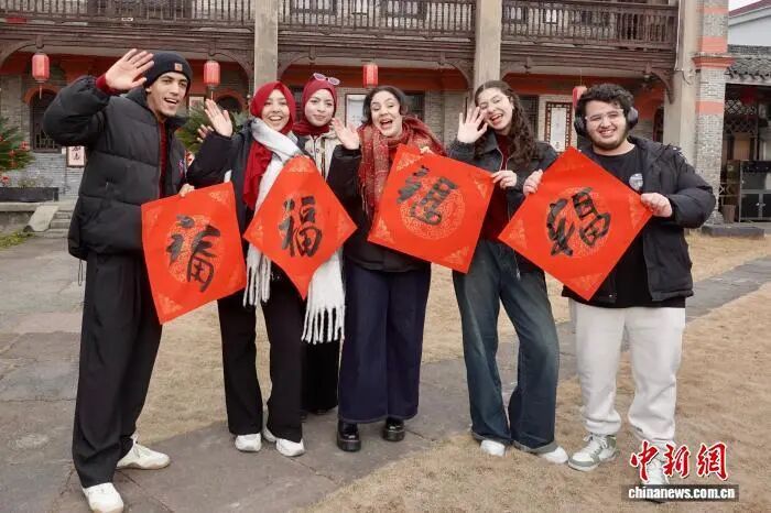 春节贴“福”字,应该正着贴还是倒着贴? 春节贴“福”字,应该正着贴还是倒着贴?