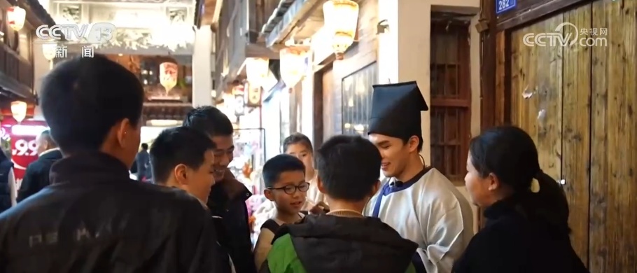 条条街巷皆是舞台、座座古建皆成风景 游客沉浸式“入戏”感受别样新春 条条街巷皆是舞台、座座古建皆成风景 游客沉浸式“入戏”感受别样新春