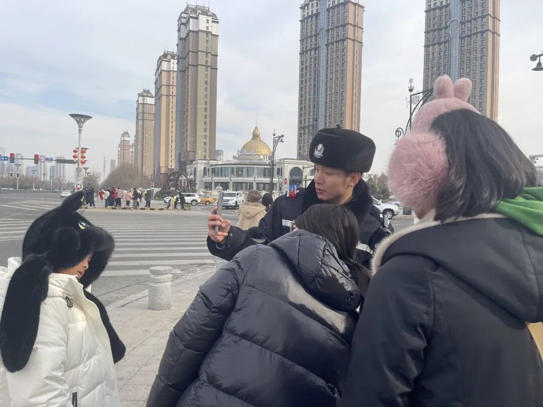 大雪人脚下的“兼职摄影师”