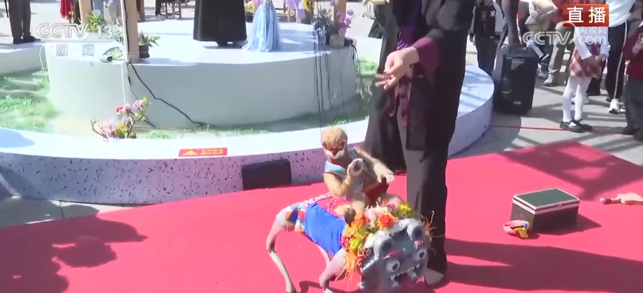 “舌尖上的美味”“指尖上的文创” 浓浓年味儿看得见、摸得着、带得走