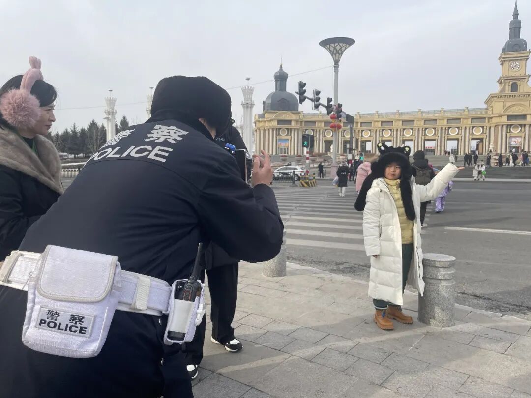大雪人脚下的“兼职摄影师”
