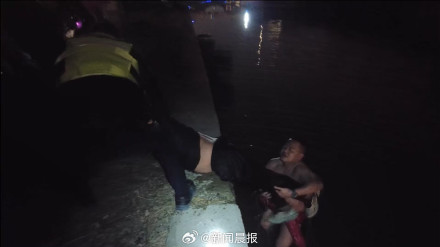 男子夜间坠河民警跃入冰水救人,落水男子已脱离生命危险,顺利回归家中 男子夜间坠河民警跃入冰水救人,落水男子已脱离生命危险,顺利回归家中