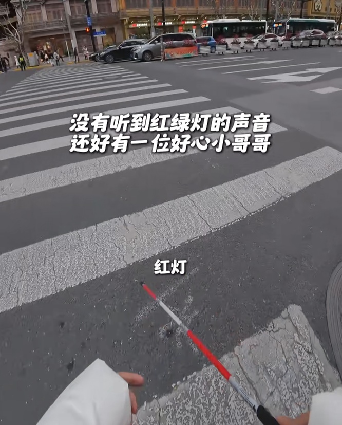 上海街头,这名辅警被年轻女孩拍下,一句话刷屏!网友:笑着笑着就哭了…… 上海街头,这名辅警被年轻女孩拍下,一句话刷屏!网友:笑着笑着就哭了……