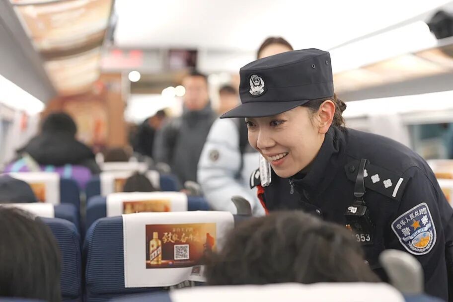 英姿飒爽！女乘警的春运时刻