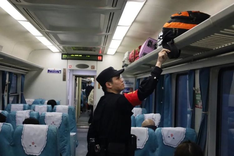 惊险！女童掉站台缝隙，乘警30秒救起！