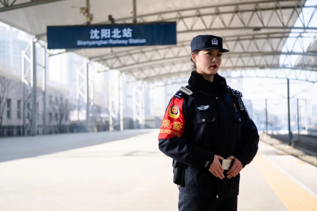 英姿飒爽！女乘警的春运时刻