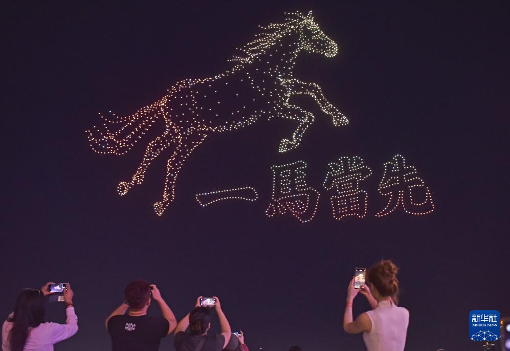 2026架无人机表演亮相香港湾仔海滨 2026架无人机表演亮相香港湾仔海滨