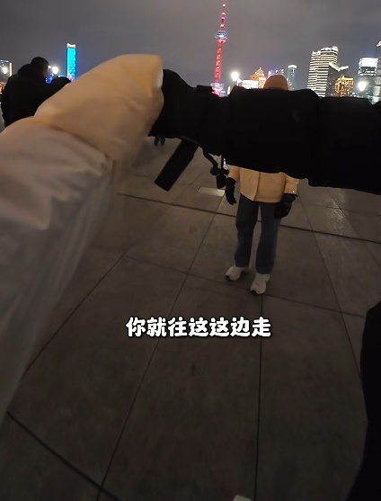 上海街头,这名辅警被年轻女孩拍下,一句话刷屏!网友:笑着笑着就哭了…… 上海街头,这名辅警被年轻女孩拍下,一句话刷屏!网友:笑着笑着就哭了……