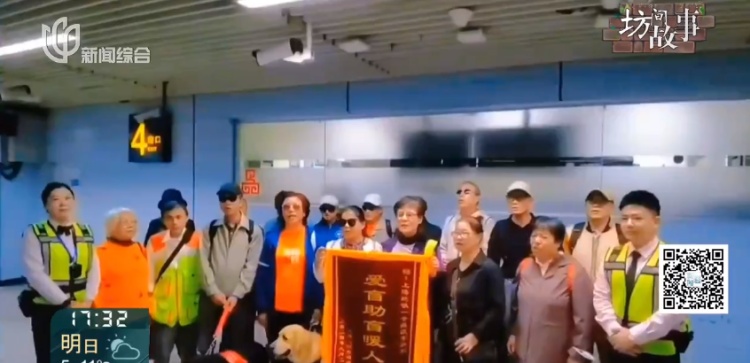 上海街头,这名辅警被年轻女孩拍下,一句话刷屏!网友:笑着笑着就哭了…… 上海街头,这名辅警被年轻女孩拍下,一句话刷屏!网友:笑着笑着就哭了……