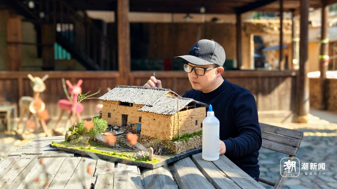 浙江男子为乡愁造了一座微缩老屋，看哭无数网友