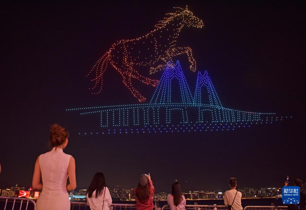 2026架无人机表演亮相香港湾仔海滨 2026架无人机表演亮相香港湾仔海滨