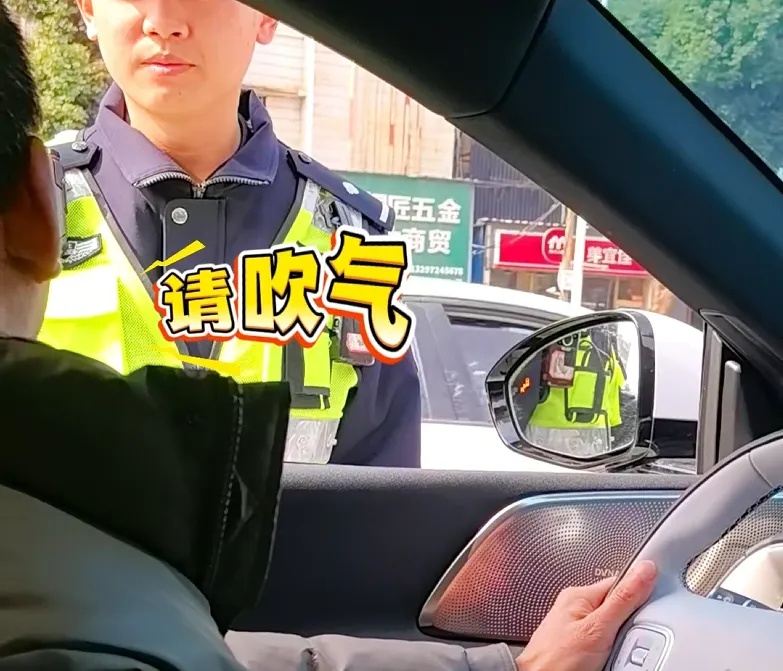 “爸,你看还行不?”交警查酒驾意外“见家长”…… “爸,你看还行不?”交警查酒驾意外“见家长”……