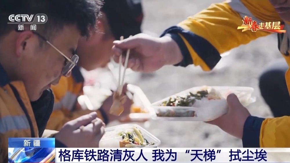 穿行茫茫戈壁 他们为“天梯”清理尘埃 穿行茫茫戈壁 他们为“天梯”清理尘埃