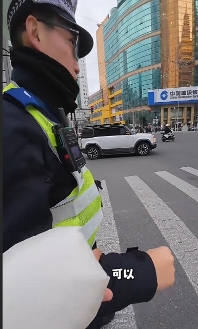 上海街头,这名辅警被年轻女孩拍下,一句话刷屏!网友:笑着笑着就哭了…… 上海街头,这名辅警被年轻女孩拍下,一句话刷屏!网友:笑着笑着就哭了……