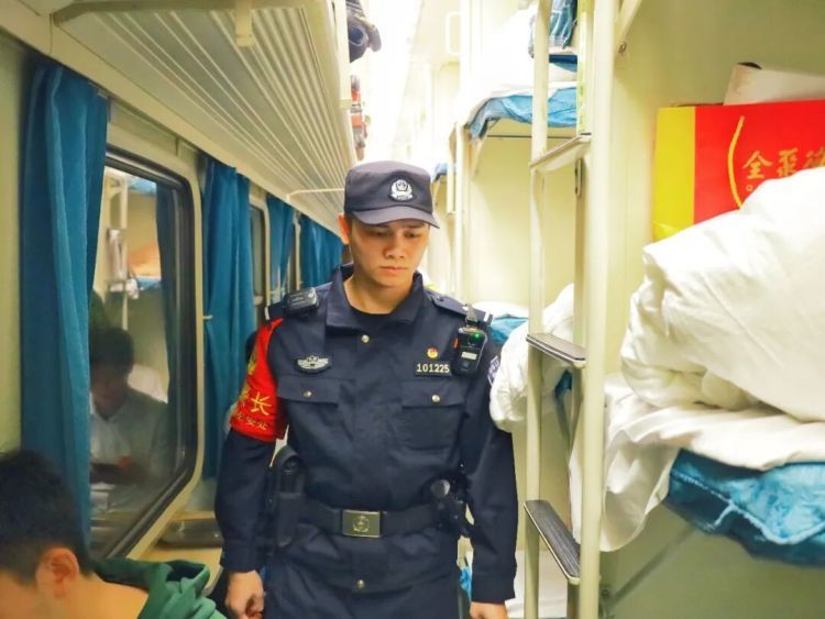 惊险！女童掉站台缝隙，乘警30秒救起！