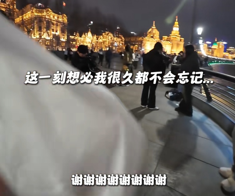 上海街头,这名辅警被年轻女孩拍下,一句话刷屏!网友:笑着笑着就哭了…… 上海街头,这名辅警被年轻女孩拍下,一句话刷屏!网友:笑着笑着就哭了……