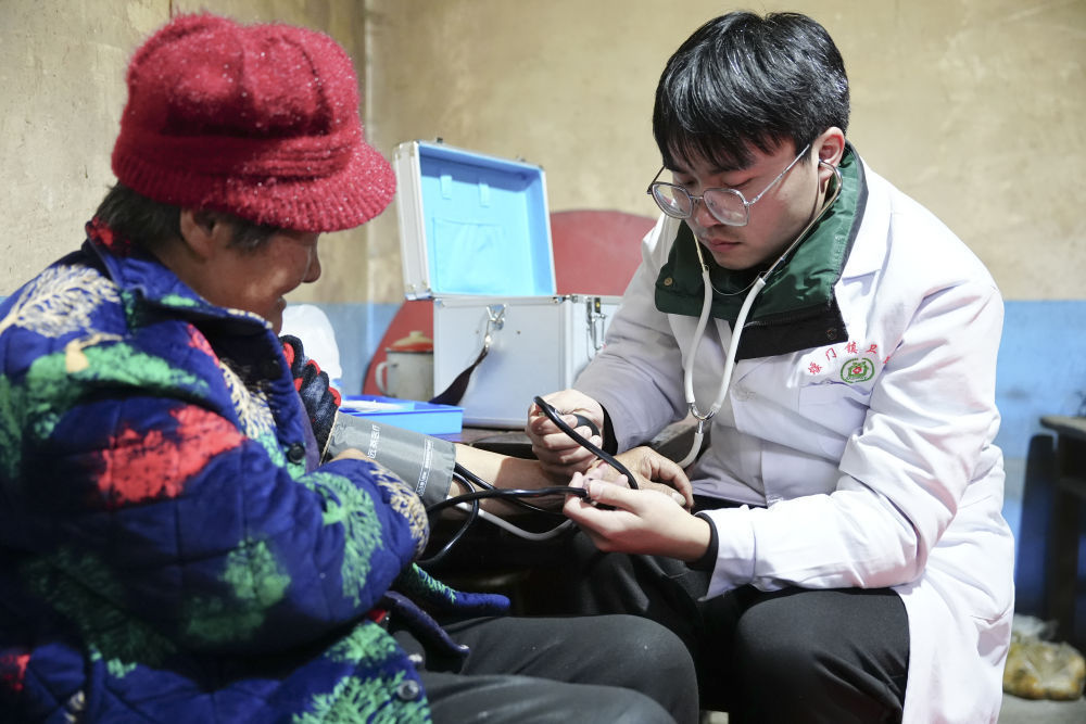 追“光”少年温暖山乡路