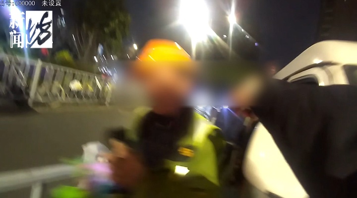 不对劲！上海交警紧急拦停，拉开车门被这一幕惊呆
