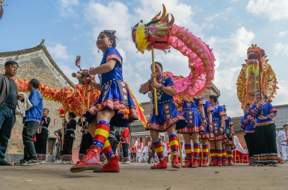 群龙起舞迎新春，江华百家神龙宴年味拉满