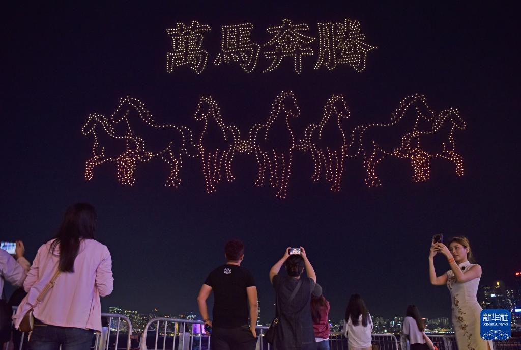 2026架无人机表演亮相香港湾仔海滨 2026架无人机表演亮相香港湾仔海滨