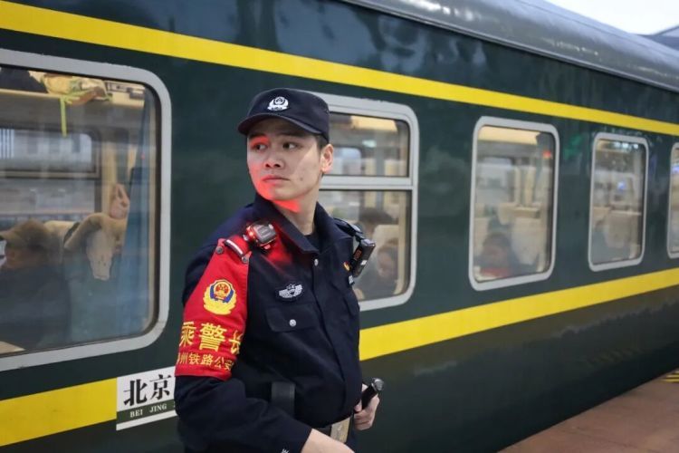 惊险！女童掉站台缝隙，乘警30秒救起！