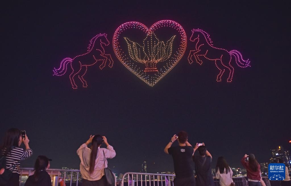 2026架无人机表演亮相香港湾仔海滨 2026架无人机表演亮相香港湾仔海滨