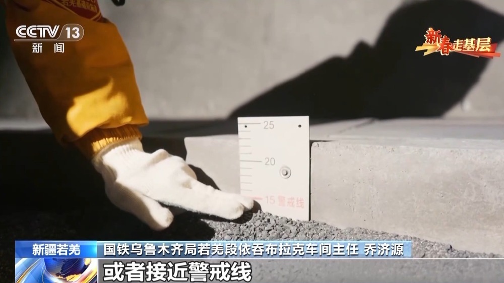 穿行茫茫戈壁 他们为“天梯”清理尘埃 穿行茫茫戈壁 他们为“天梯”清理尘埃