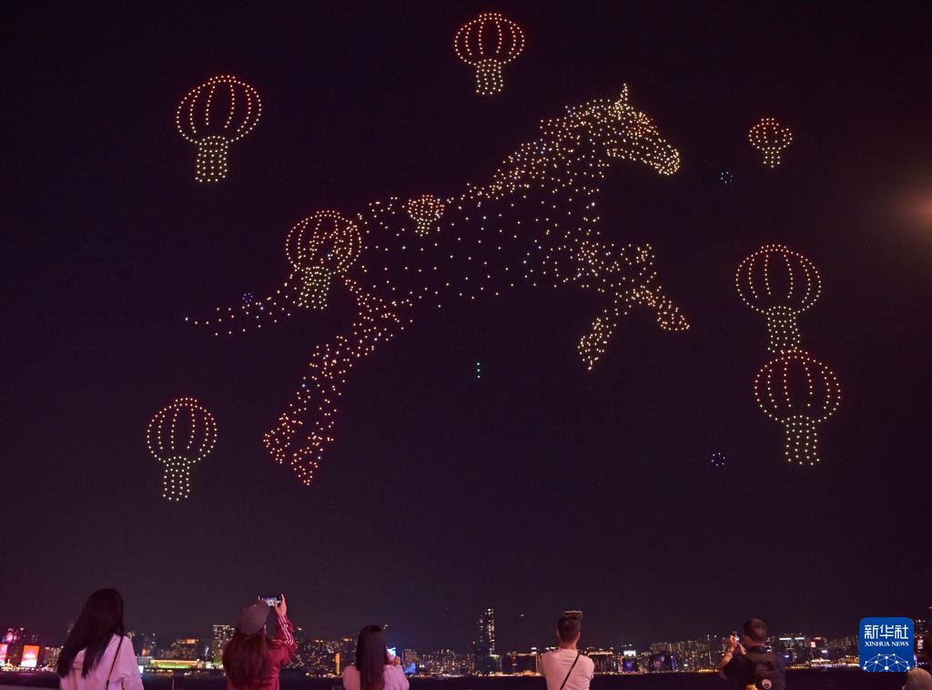 2026架无人机表演亮相香港湾仔海滨 2026架无人机表演亮相香港湾仔海滨