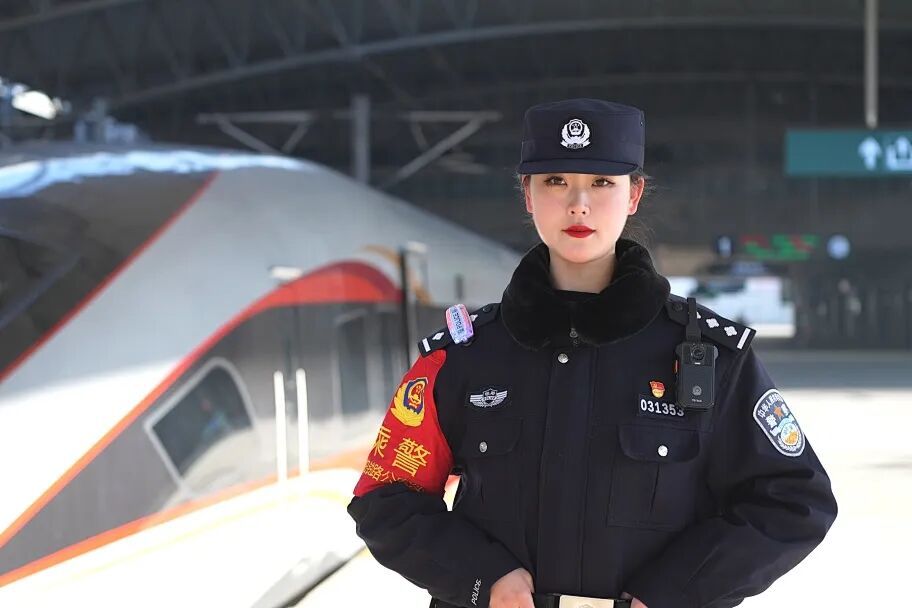 英姿飒爽！女乘警的春运时刻